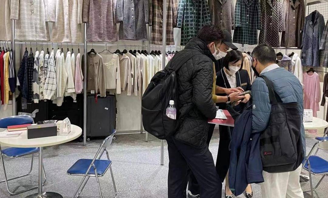 2022年12月,来自浙江省嘉兴市的服饰企业在2022年亚洲纺织成衣展(AFF)上与客户沟通。受访者供图