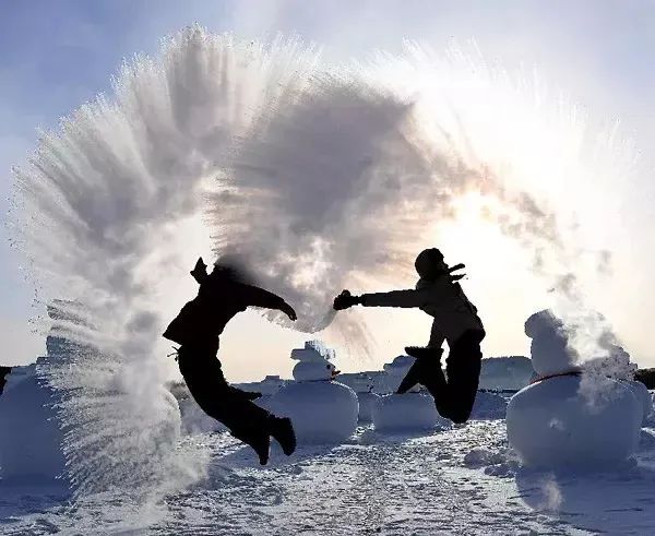 美哭了的“泼水成冰”,是啥原理?2 美哭了的“泼水成冰”,是啥原理?