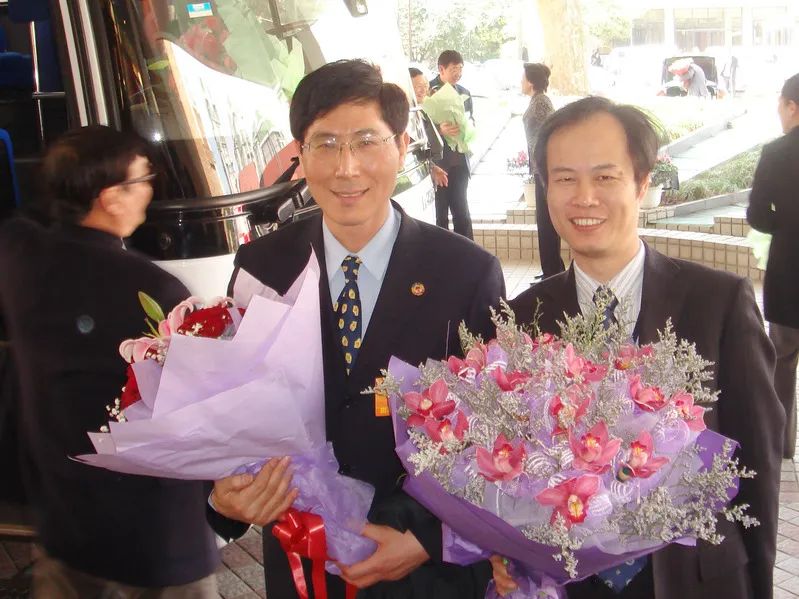 2008年3月14日，陈凯先和蒋华良（右）参加“两会”回沪