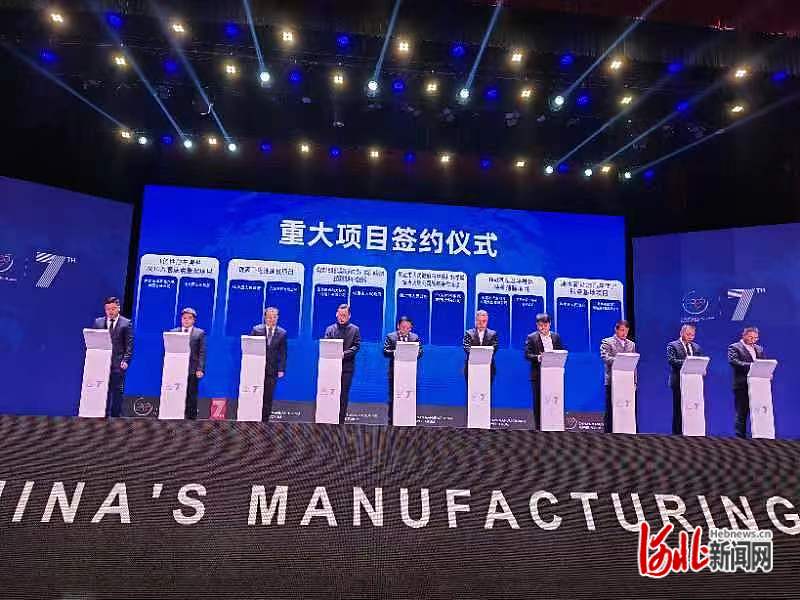 图为重大项目签约仪式。