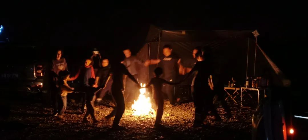 小青和鄰居們在燕郊搭篝火，一起燒烤（受訪者供圖）