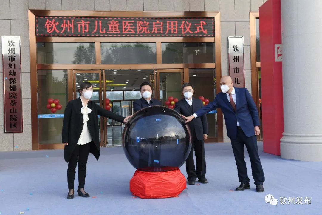 △林冠（左二）、王雄昌（右二）共同启动水晶球。  融媒体记者 王湖禄  摄