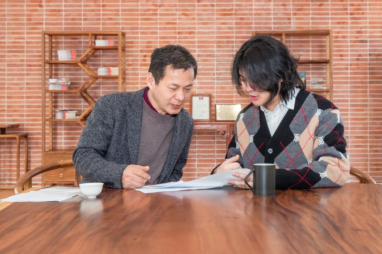 (“于生一”品牌创始人谢华伟和玉雕大师交流)