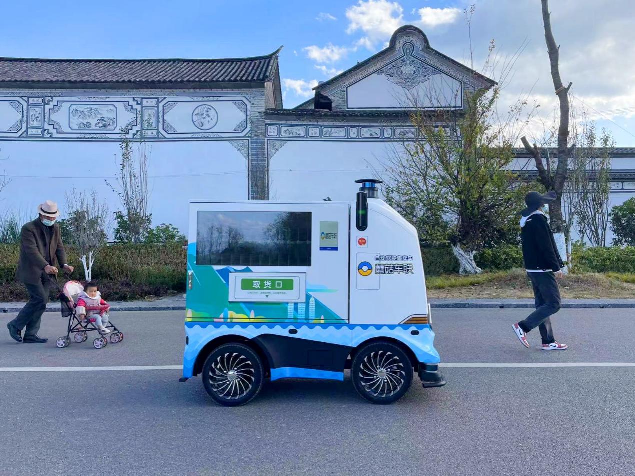 蘑菇车联自动驾驶巴士、环卫车、巡逻车在洱海生态廊道进行测试和试运行