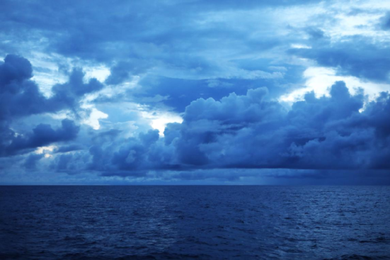 清晨变幻莫测的云（摄影：张联青）
