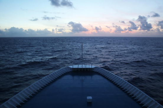  晨光中破浪前行的远望号船（摄影：张联青）