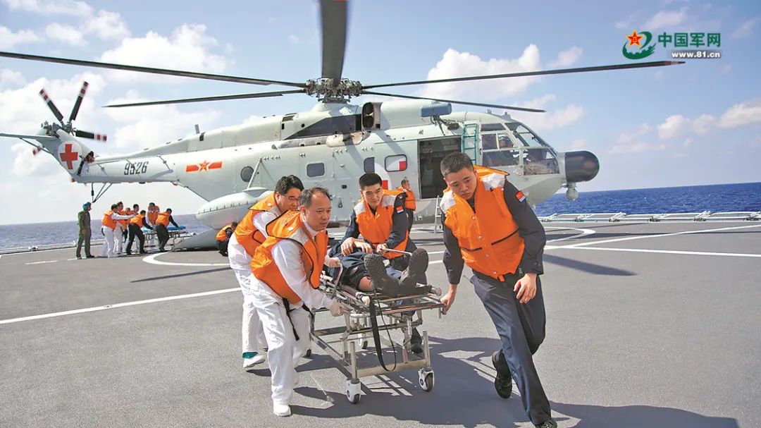 “和谐使命-2022”任务期间，中国海军“和平方舟”号医院船组织联合搜救演练。彭冰洁 摄
