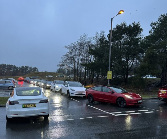 超充站太少,英国特斯拉车主抱怨充电要排队数小时