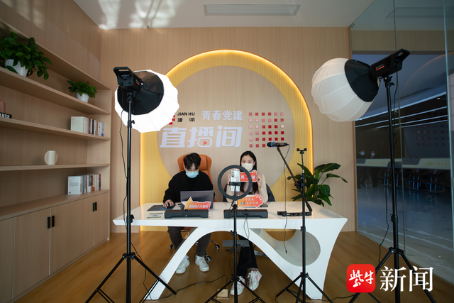建湖人才集市-送岗直播开播。陆华祥/摄