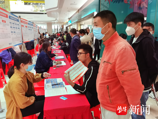 建湖县重点企业专场招聘会现场。陆华祥/摄