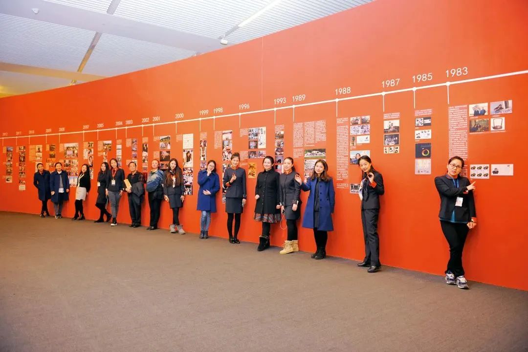 ▲ 员工们在中国国家博物馆“韩美林八十大展”现场