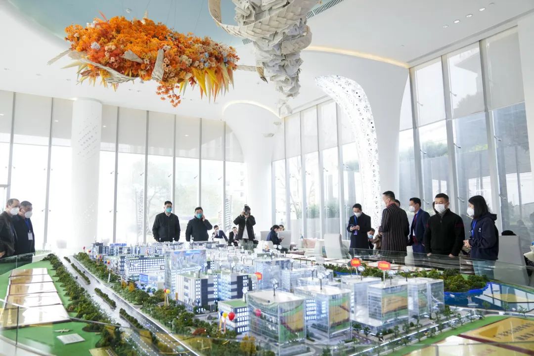 与会嘉宾参观园区规划。清远日报记者 李思靖 摄