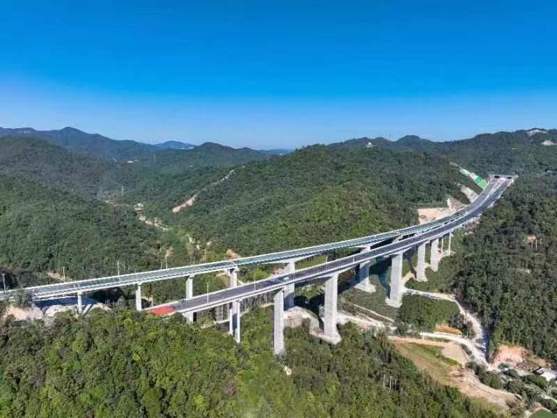 图为广连高速。