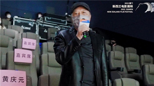(图:中国台湾音乐人黄庆元在观众席向大家问好)