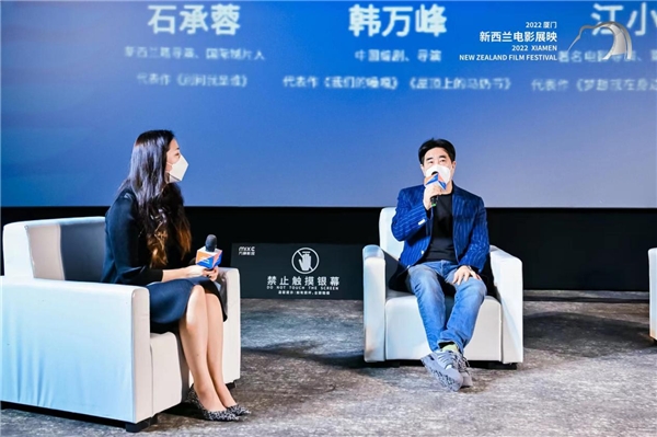 (图:国际制片人 石承蓉与中国民族导演 韩万峰)