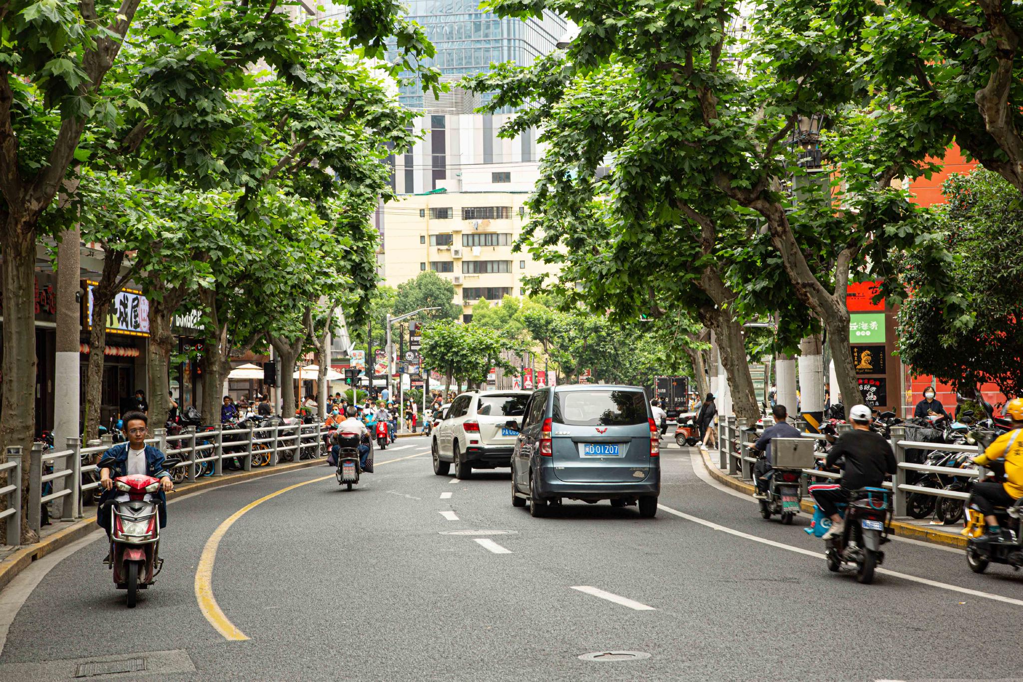 第一波“阳康”在元旦冲进了商场，全国时尚零售商圈人流迅速恢复