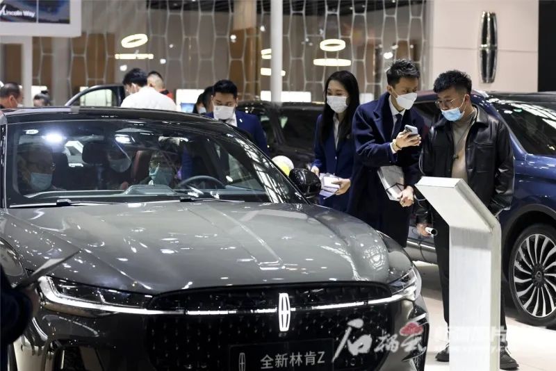 消费者在车展上了解新车促销信息(资料图片)。石榴云/新疆日报记者汤永摄