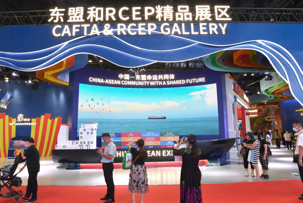 2022年9月19日,观众在东博会东盟和RCEP精品展区参观。新华社记者周华摄