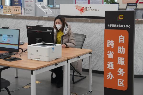 在长春新区政务服务中心,一名企业办事员在自助办理业务(2022年12月29日摄)。新华社记者 司晓帅 摄