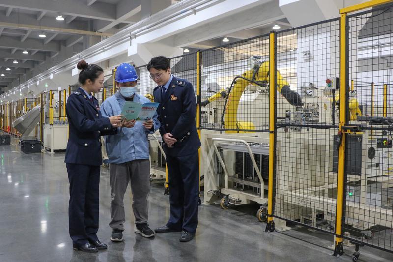 佛山市顺德区税务局组建青年助企团一对一精准辅导企业,为企业人员介绍研发费用加计扣除等各项税收政策