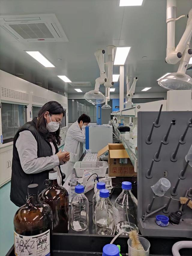 国家级北京九州通科技孵化器为入孵企业提供实验室服务。丰台区委宣传部供图