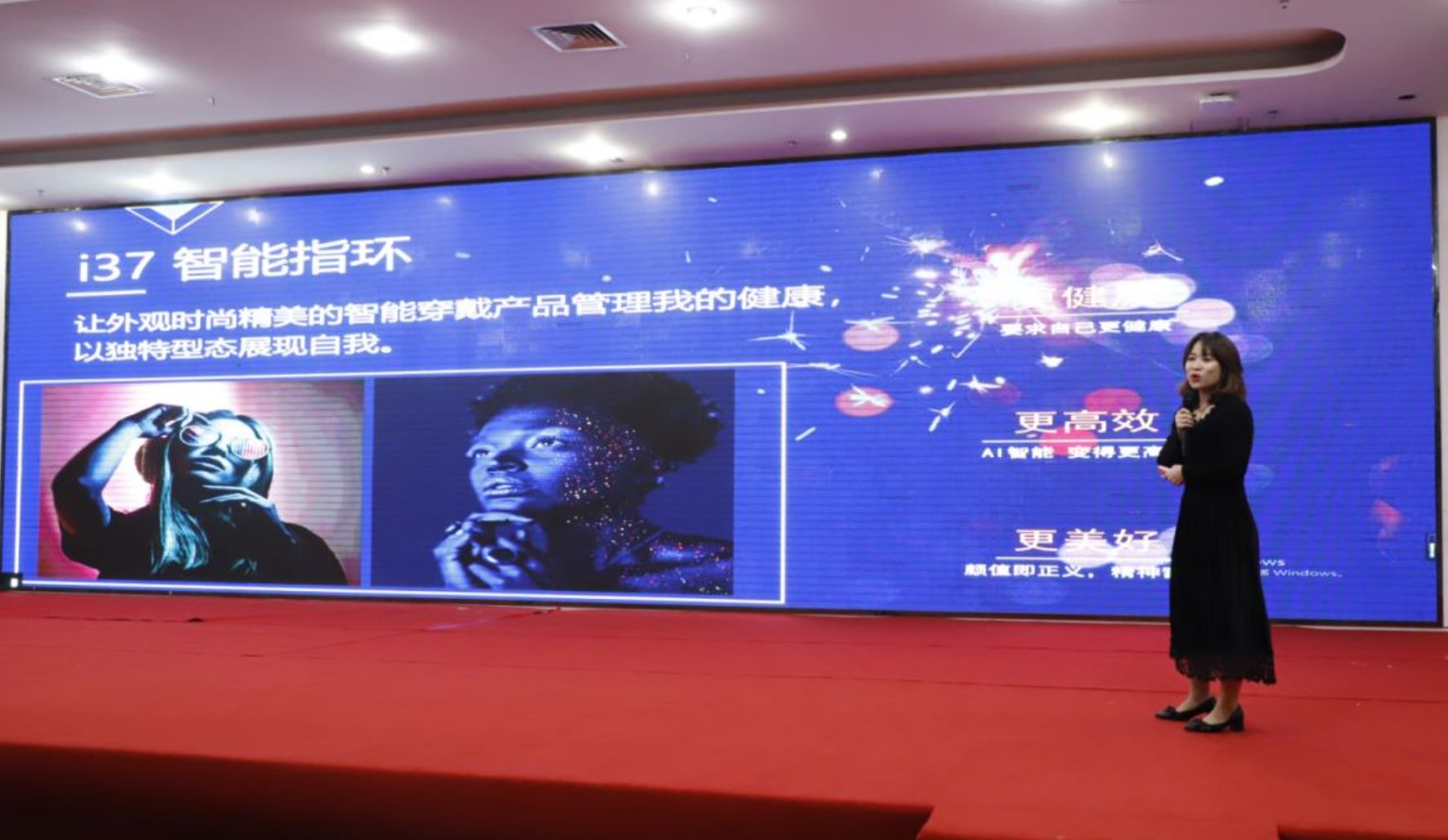 (图:硬件智能中心产品推荐官何霞介绍i37智能指环)