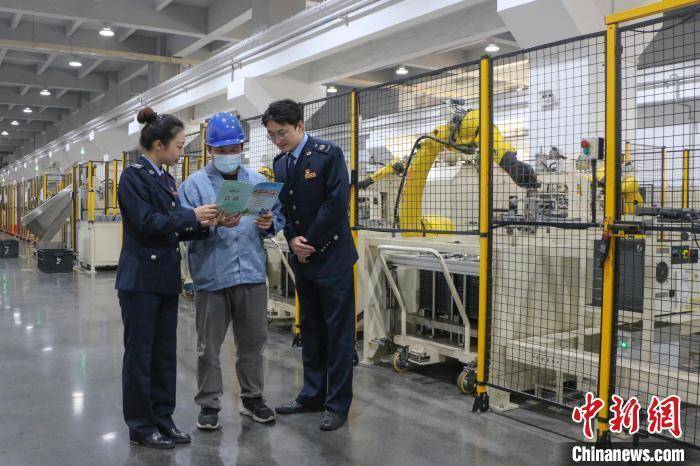 佛山市顺德区税务局组建青年助企团一对一精准辅导企业,为企业人员介绍研发费用加计扣除等各项税收政策。 岳瑞轩 摄