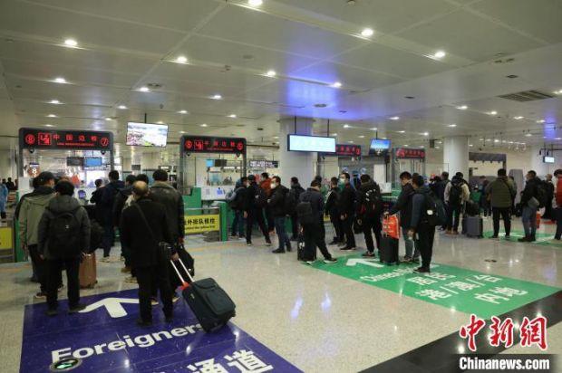 图为民警为入境旅客办理边防检查手续。 孙鹭 摄