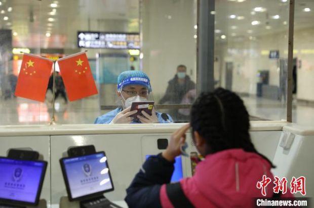 图为民警为入境旅客办理边防检查手续。 孙鹭 摄
