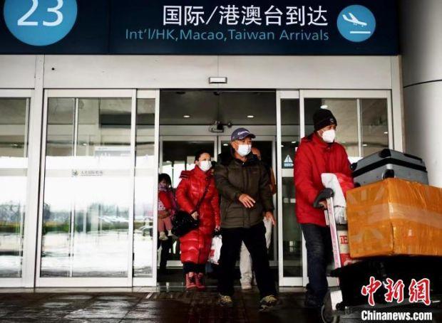图为入境旅客陆续走出机场。 张春雷 摄