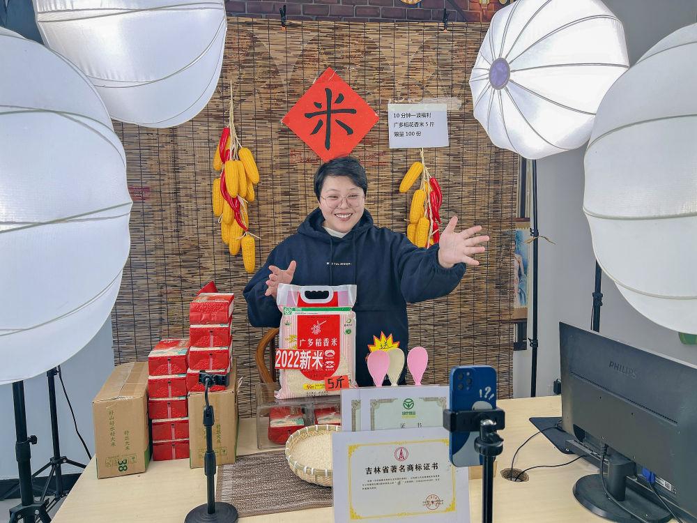 1月6日,孟佳宁在位于吉林省舒兰市的工作室内直播卖大米。(受访者供图)