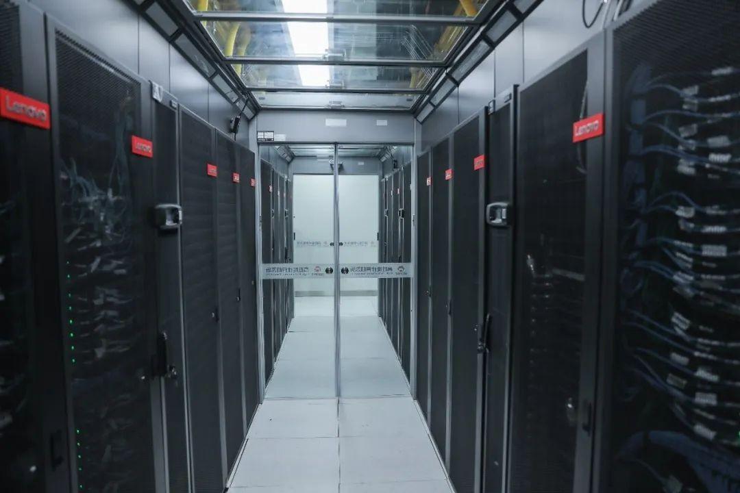 (以联想服务器打造的数据中心)