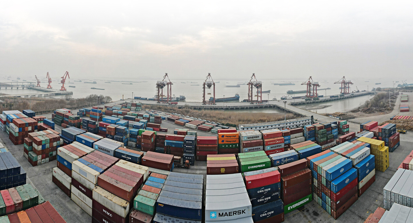 扬州港一片繁忙。孟德龙 摄