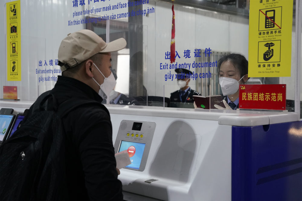 1月8日,河口边检站民警对入境旅客进行询问。