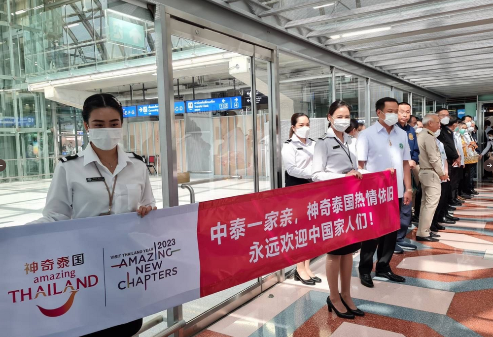 (阿努廷等官员等待中国游客抵达,来源:社交媒体)