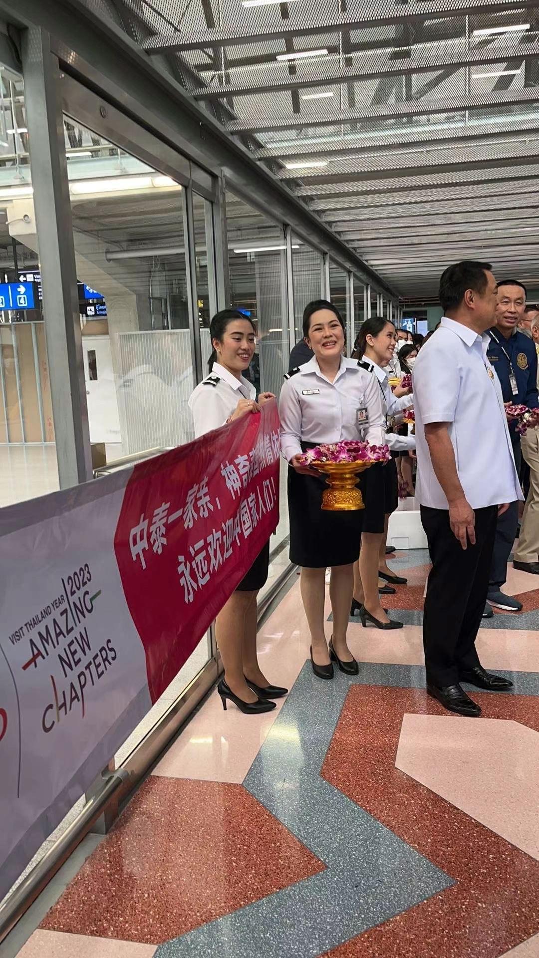 ↑在机场迎接中国游客的泰国高层 叶子 摄