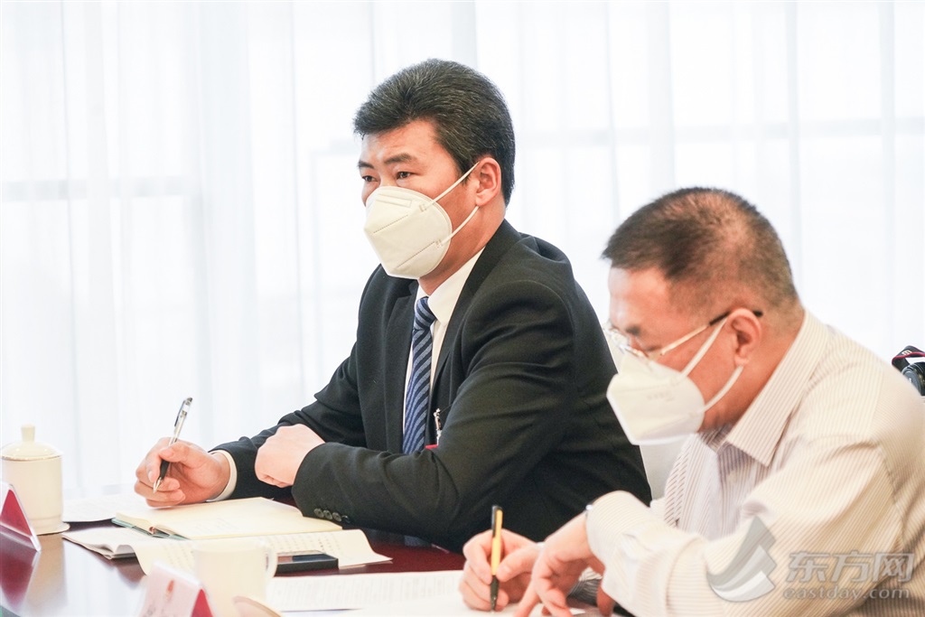 上海市人大代表、中国邮政集团有限公司上海市邮区中心邮件接发员柴闪闪(图左) (摄影:汪伟秋)