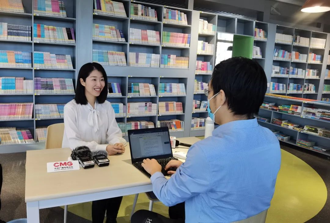 △红英教育集团的美术学科负责人卜静静接受总台中国之声记者采访