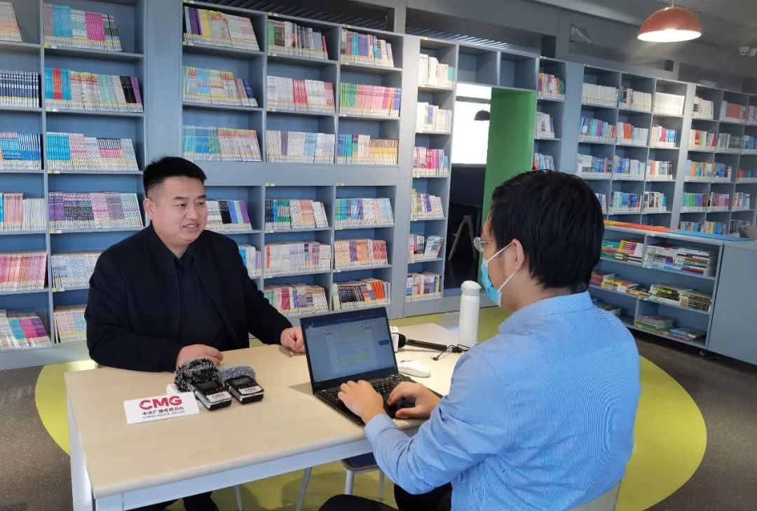 △红英教育集团党委副书记卜国超接受总台中国之声记者采访