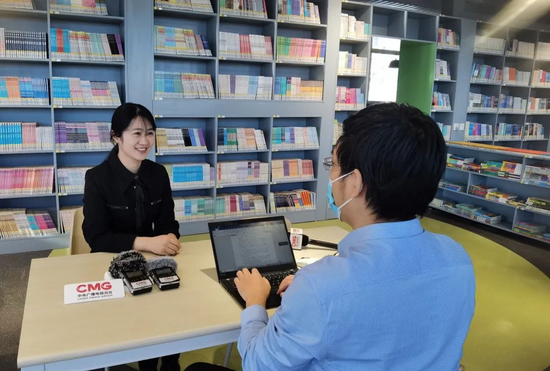 △红英教育集团语文老师、联盟办公室教师发展中心主任许骞接受总台中国之声记者采访