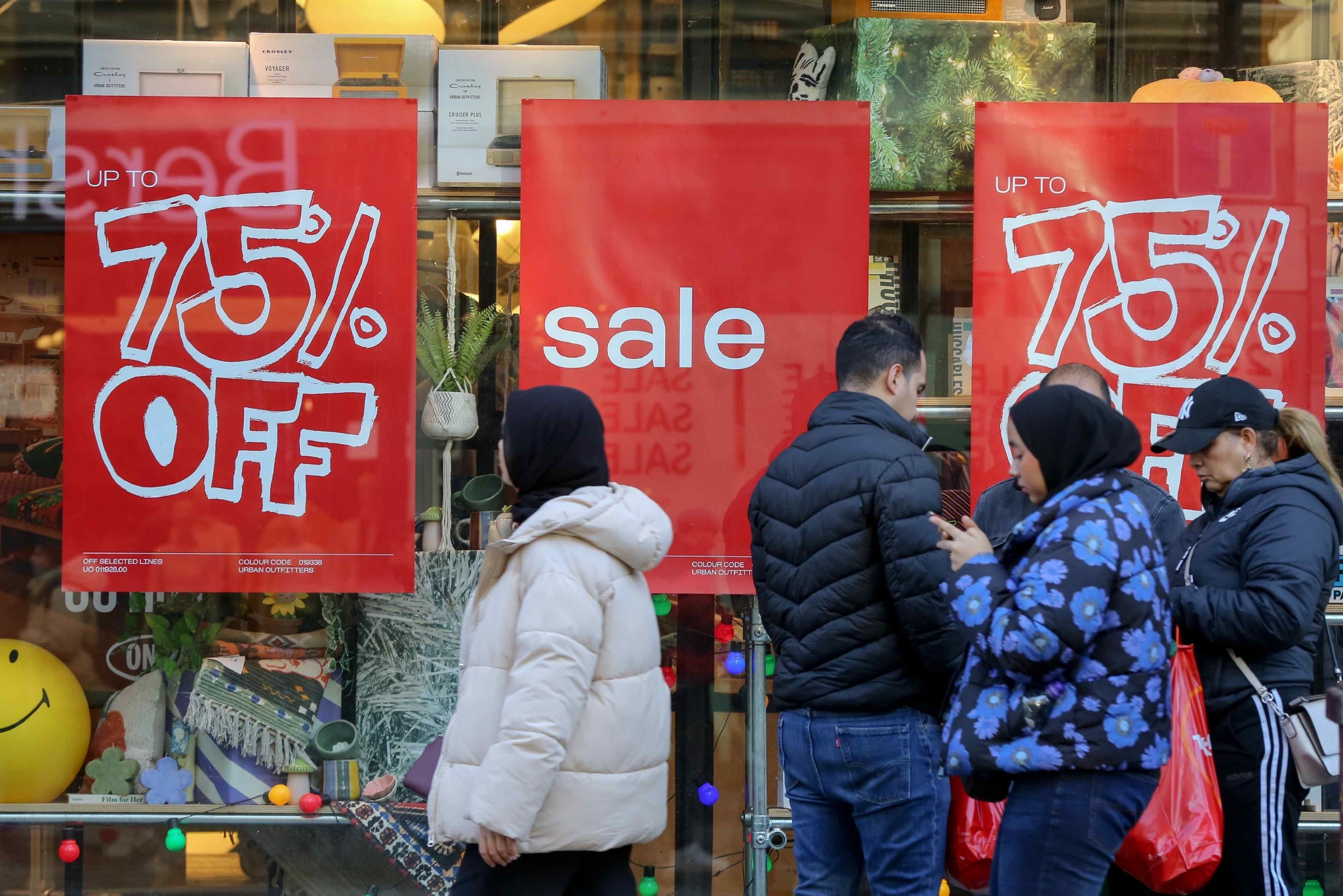 2022年12月26日,人们在英国伦敦牛津街购物。新华社发(迪南德拉·哈里亚摄)