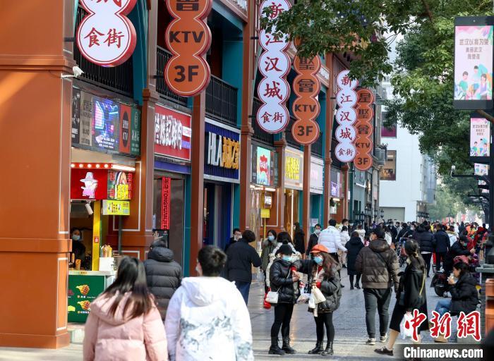资料图:近日武汉商圈人气回升。张畅 摄