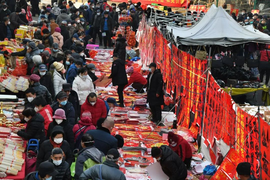 1月8日，市民在李村大集上挑选年货。新华社记者李紫恒 摄