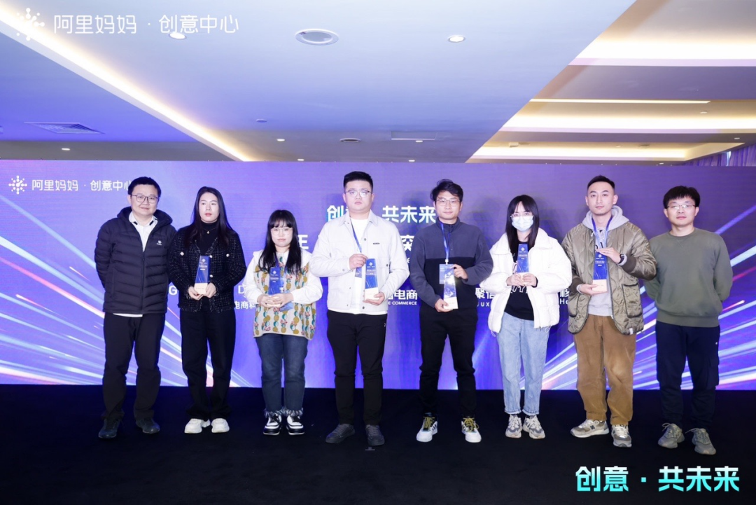 (图片左四为火蝠电商抖音板块负责人青蛙)
