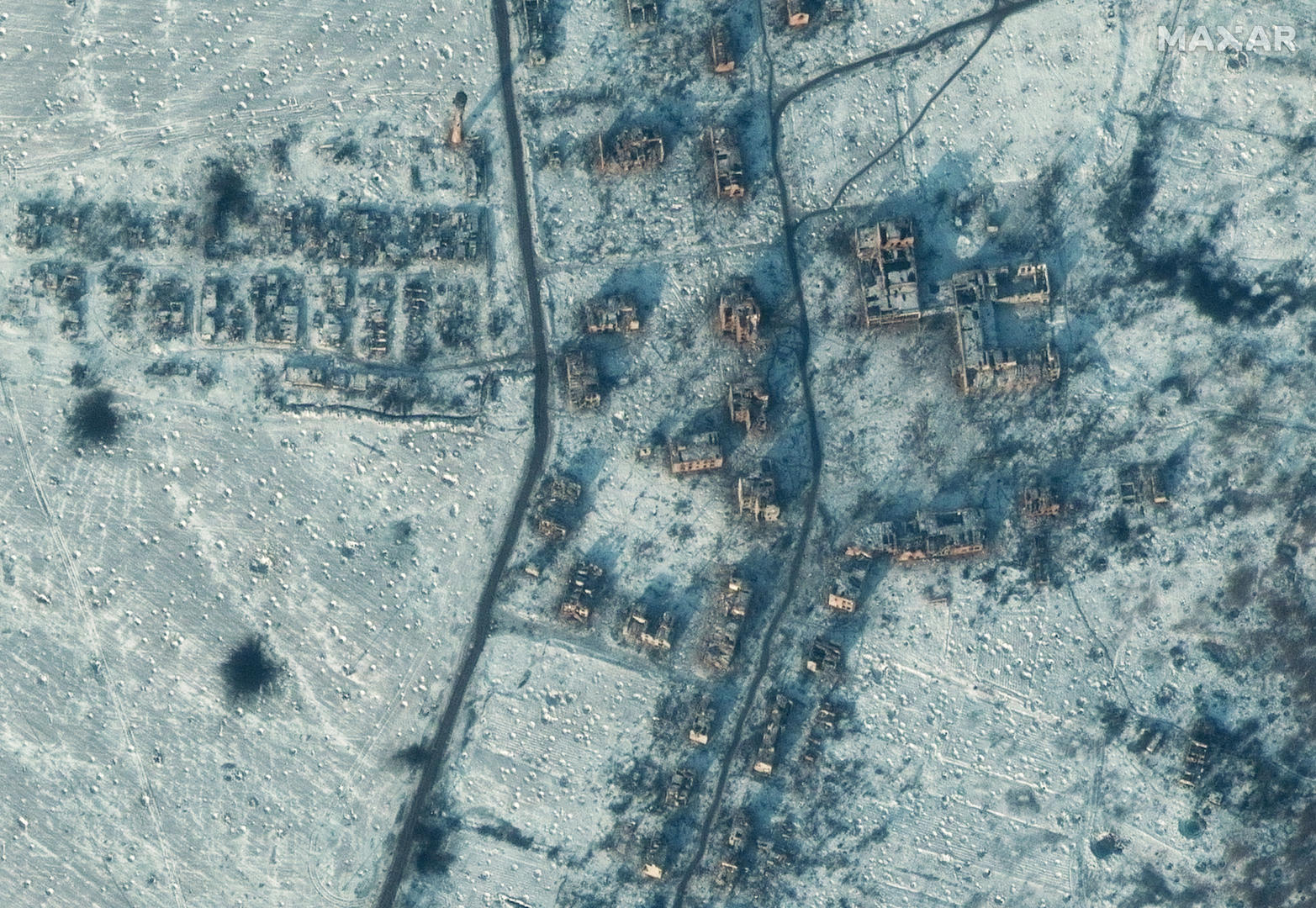 ↑1月10日，顿涅茨克地区索列达尔，卫星图像显示建筑物的损坏情况。图据视觉中国