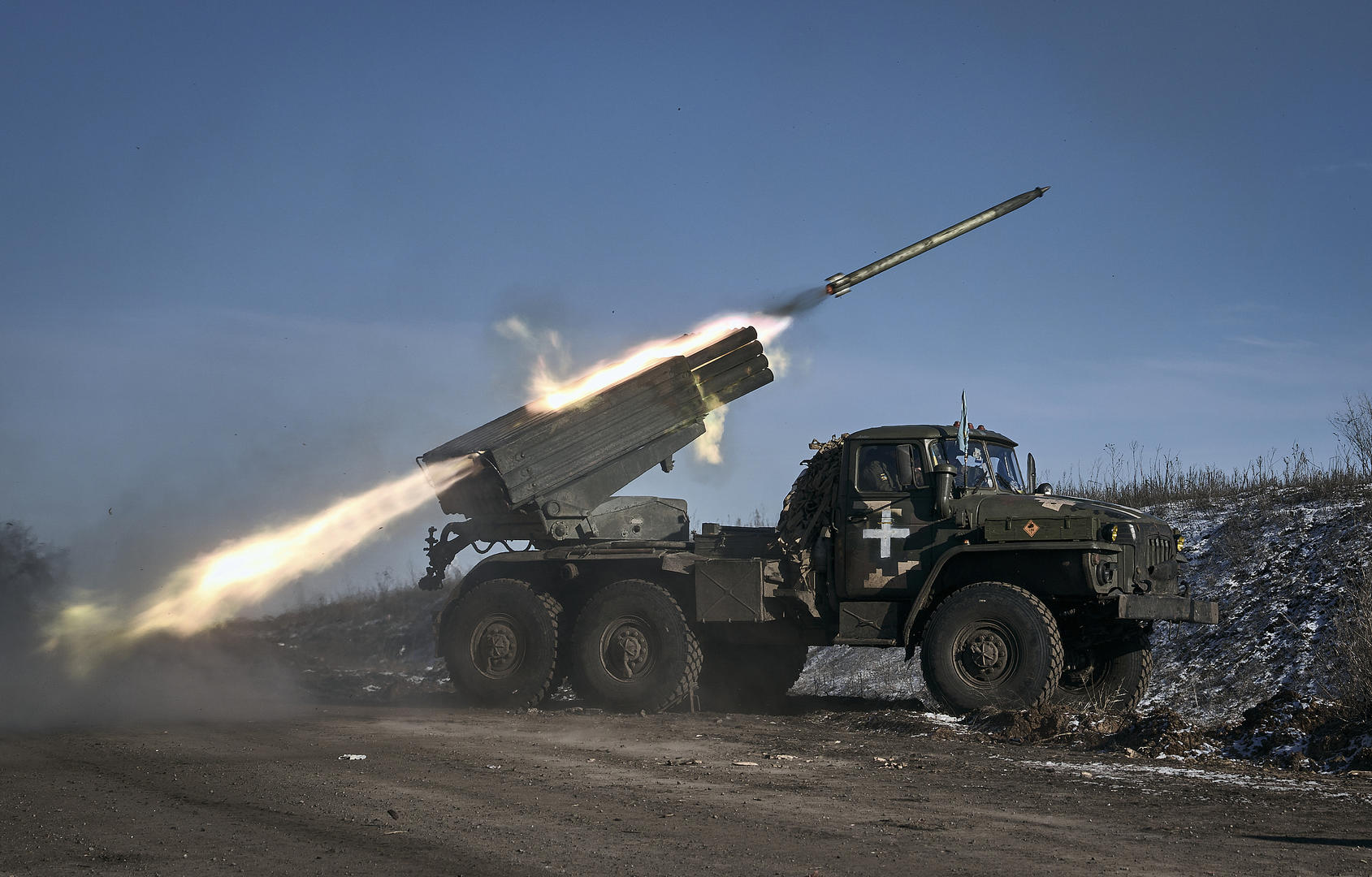 ↑1月11日，顿涅茨克地区索列达尔，乌克兰军队的Grad多管火箭炮向前线发射火箭弹。图据视觉中国