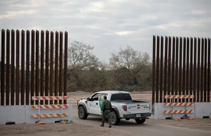 2022年1月7日，在美国得克萨斯州边境城市伊格尔帕斯，巡逻人员走在新建的边境墙边。新华社发（尼克·瓦格纳摄）
