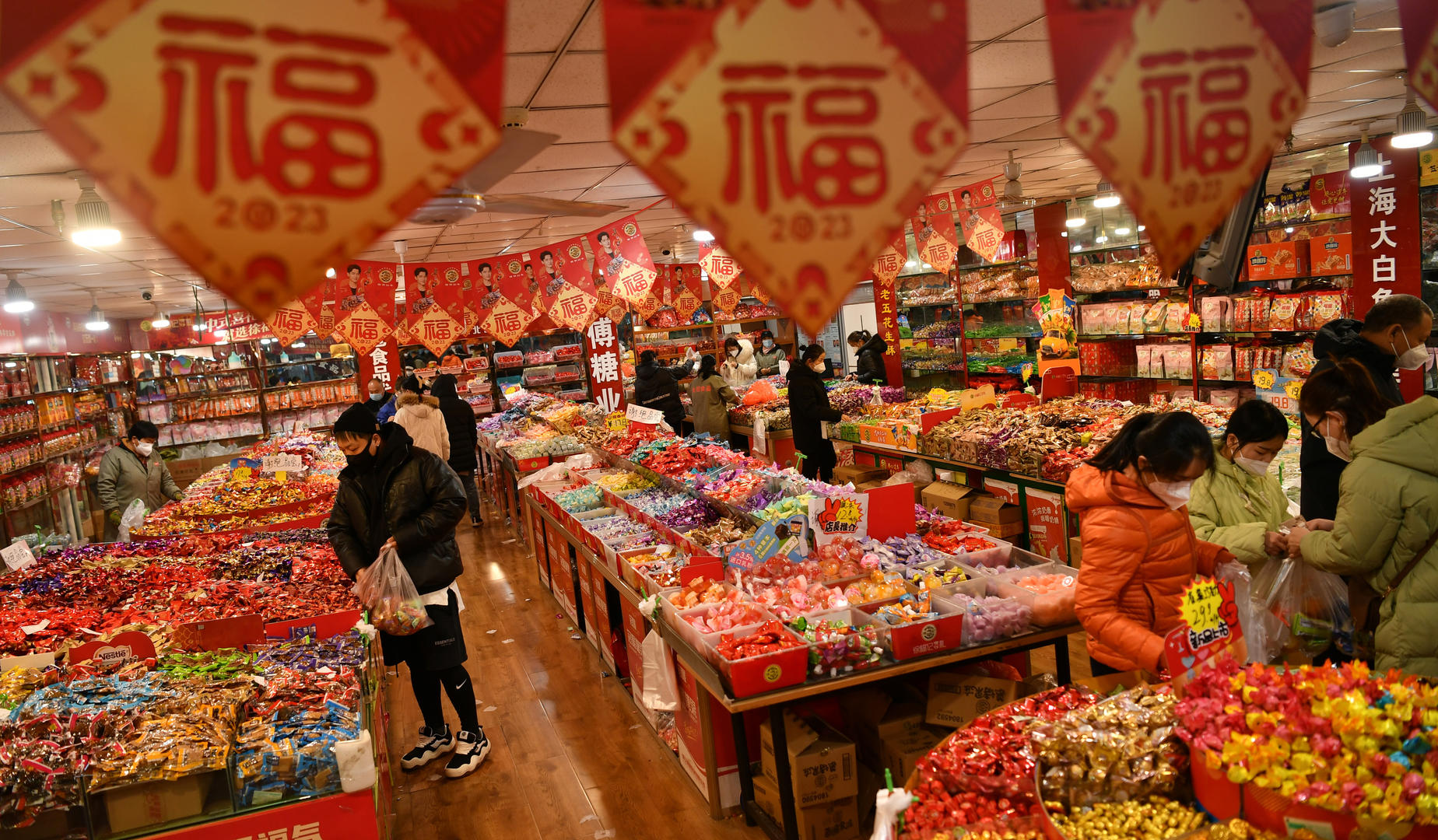 2023年1月12日,石家庄南三条市场,市民采购年货。随着农历兔年春节临近,前来选购年货的市民络绎不绝。中新社记者 翟羽佳 摄
