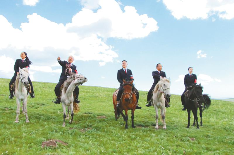 “鹤翔兰萨”公益诉讼团队骑马巡护草原湿地。图片由阿坝州检察院提供