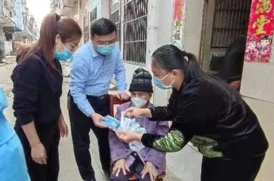 澄迈金江镇：发放“防疫健康包” 保护重点人群身体健康